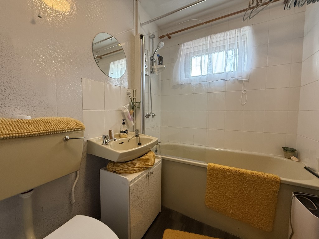 Lot: 55 - MODERN PURPOSE-BUILT FLAT WITH PARKING - The Bathroom